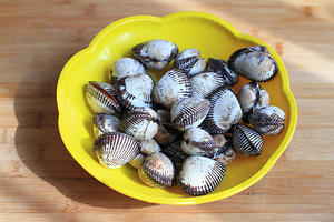 【姜酒血蛤】——浙江人最爱的“黑暗料理”的做法 步骤1