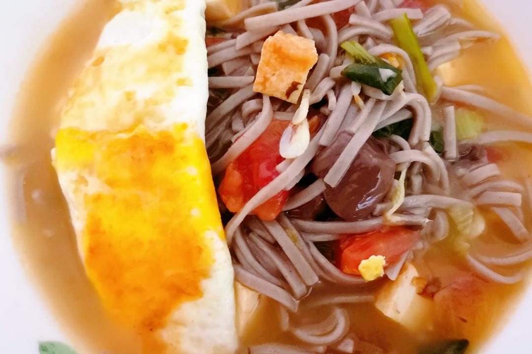 喷喷鱼豆腐虾干青菜面
