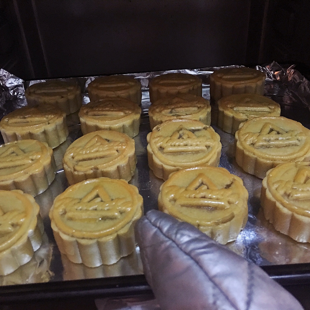 广式月饼－－蛋黄豆沙月饼