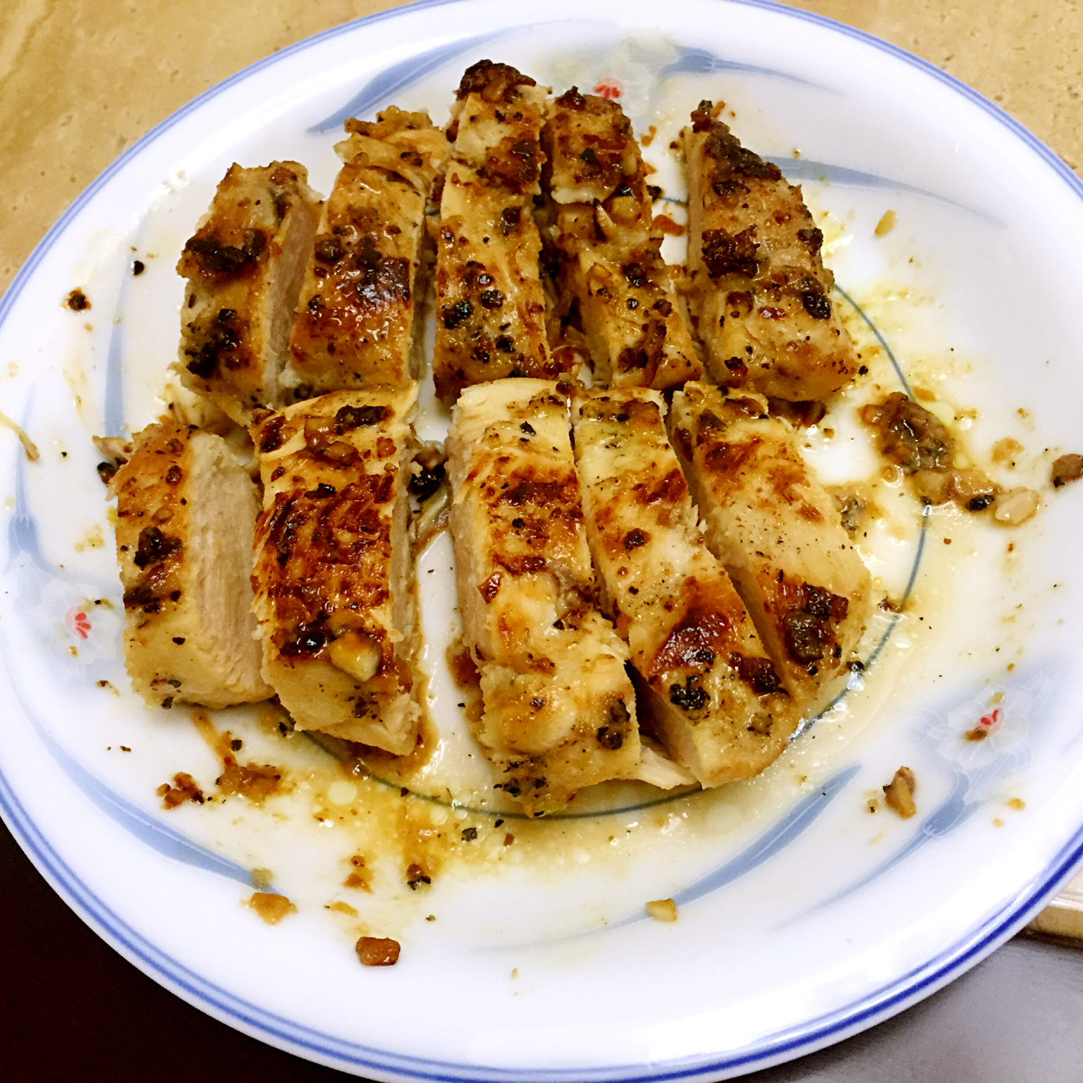 小凡凡烦很大做的酷炫屌炸天好吃的煎鸡胸肉(香蒜蜂蜜煎鸡胸肉)