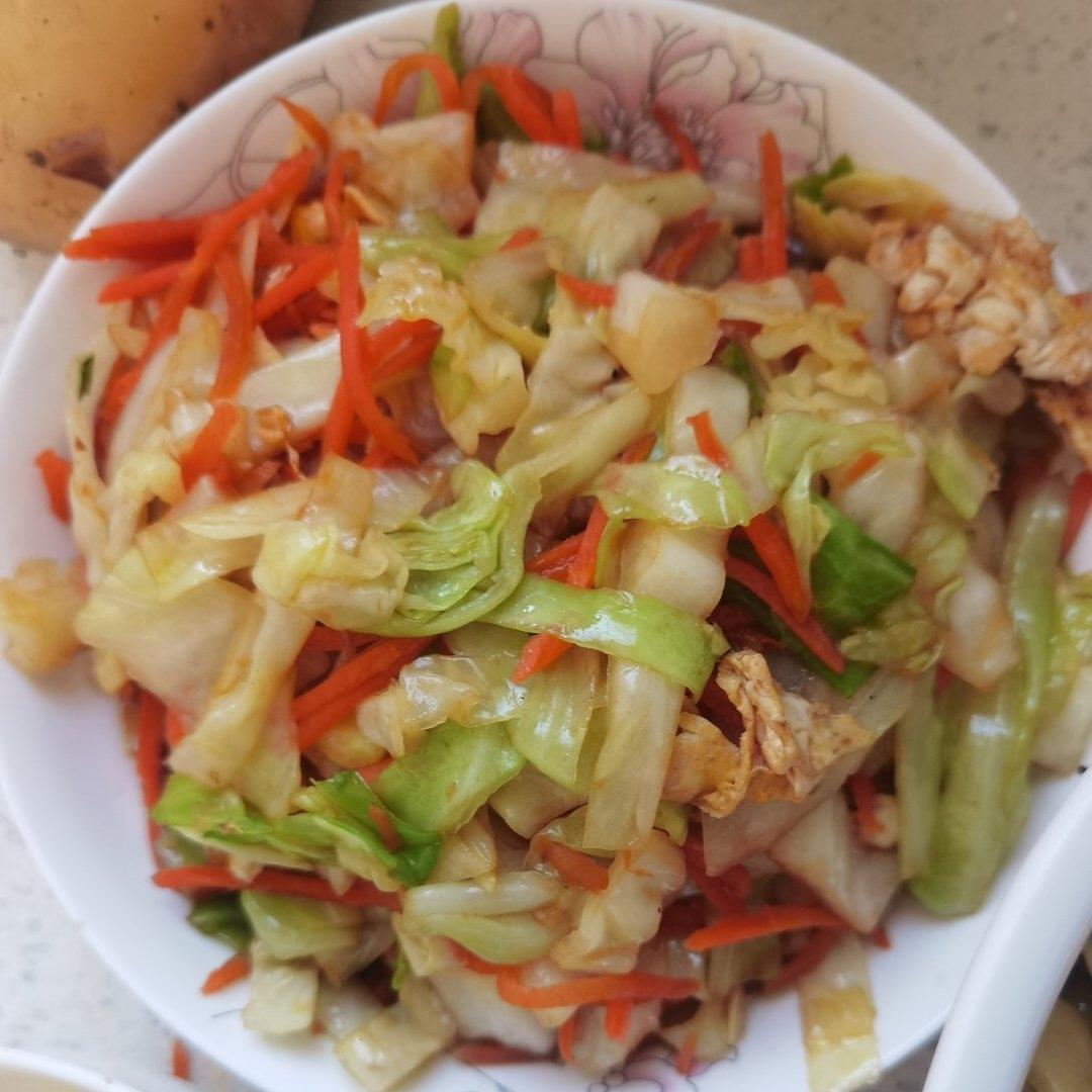 超级下饭的家常菜！给肉都不换的包菜炒鸡蛋
