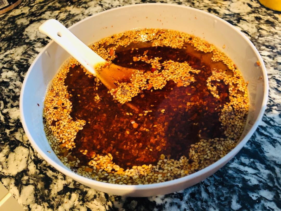正宗的辣椒红油：油泼辣子，凉拌菜的灵魂