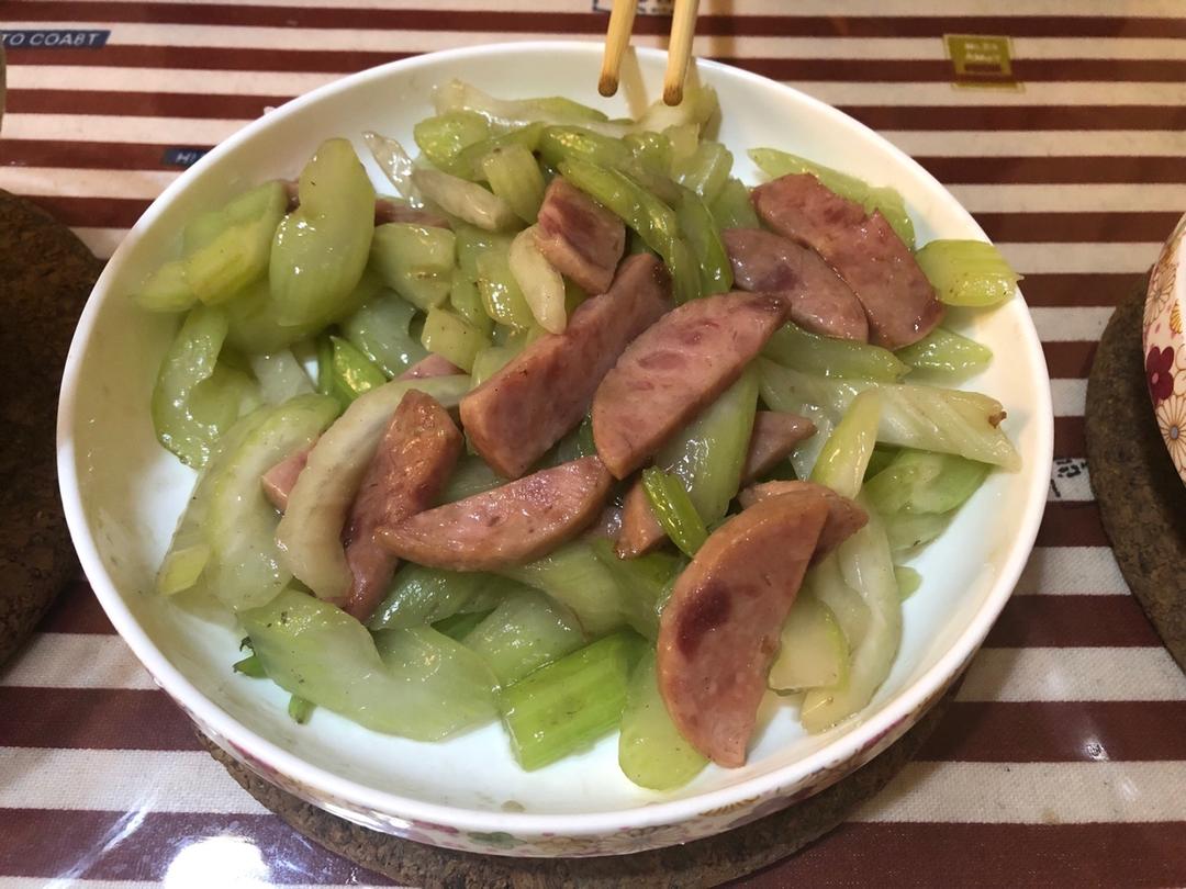 怎样炒出饭店级别的幼嫩西芹（附正确的西芹处理手法）