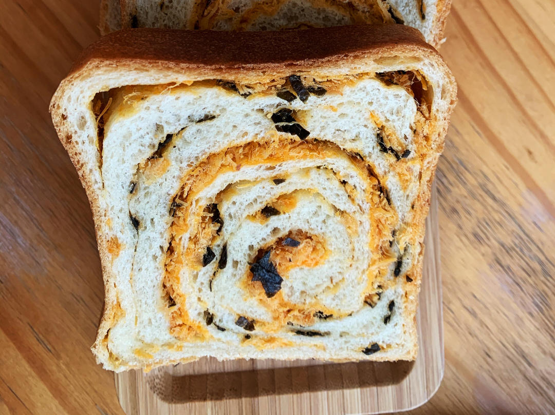 咸蛋黄肉松吐司