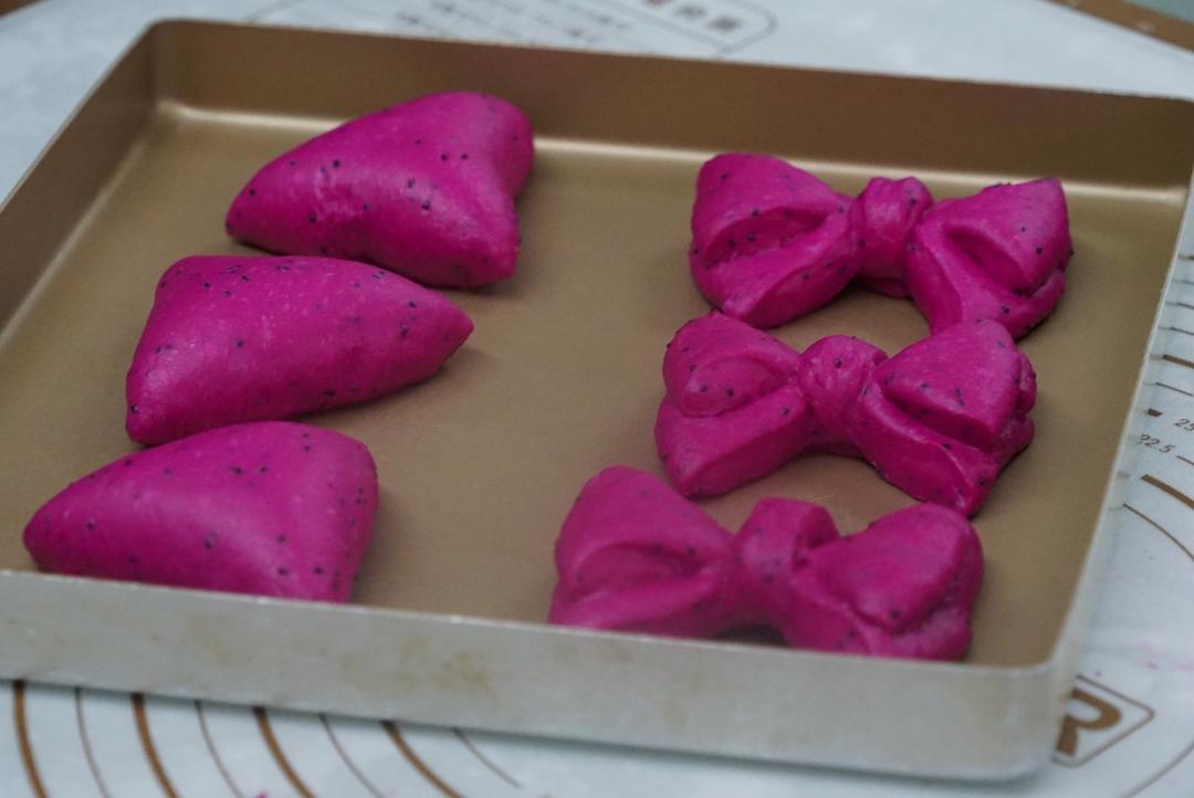 火龙果奶酪软欧（颜值爆表的软萌妹子）