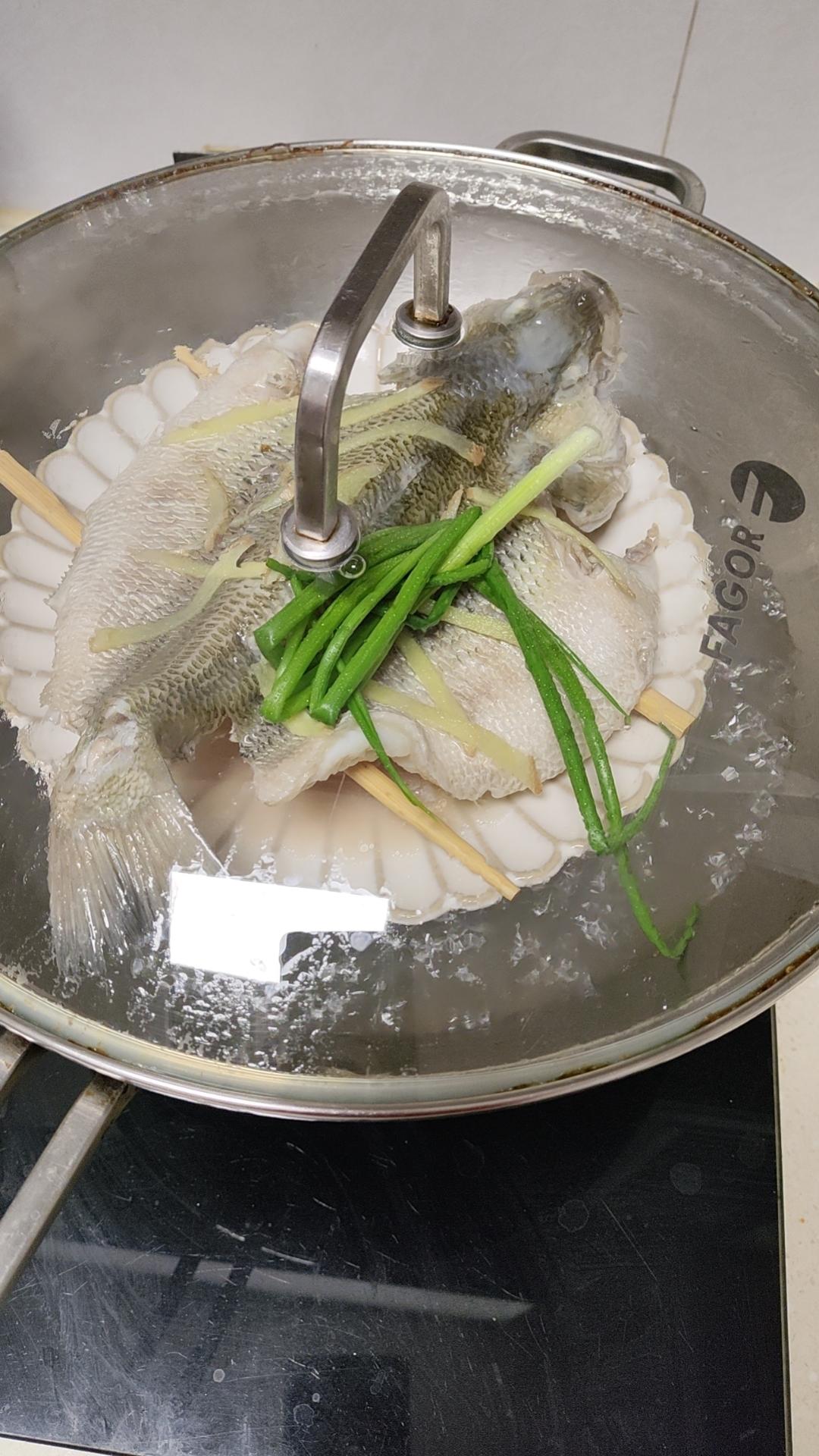 10分钟做 清蒸鲈鱼 （附切鱼图解）