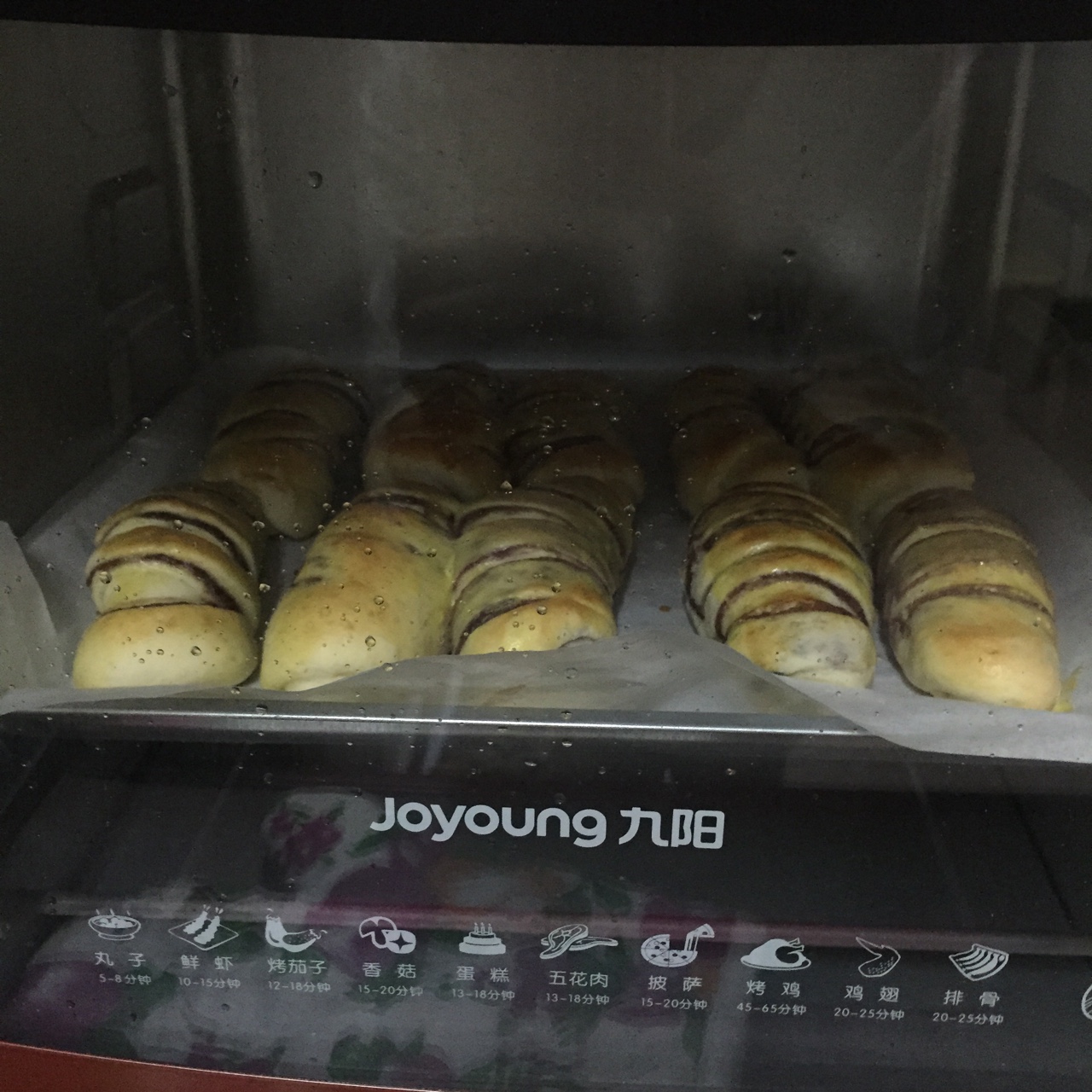 红豆沙面包卷——好吃得不得了#皮黑森林#