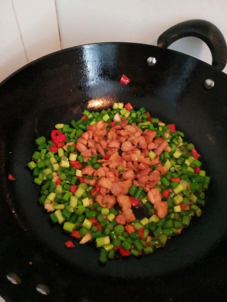 台湾名菜“苍蝇头”~巨下饭又营养的蒜薹炒肉丁的做法 步骤8