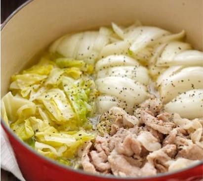 大蒜黄油风味卷心菜煮洋葱的做法