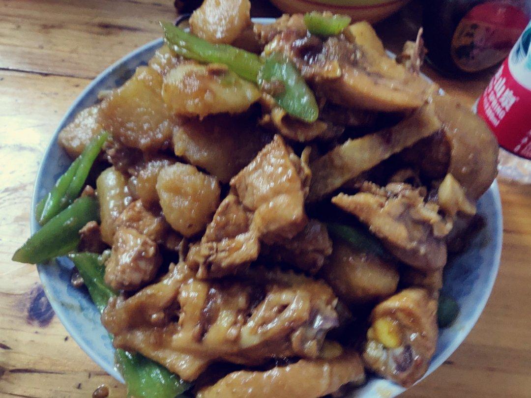 土豆炖鸡肉(一定要多煮点饭，否则不够吃)