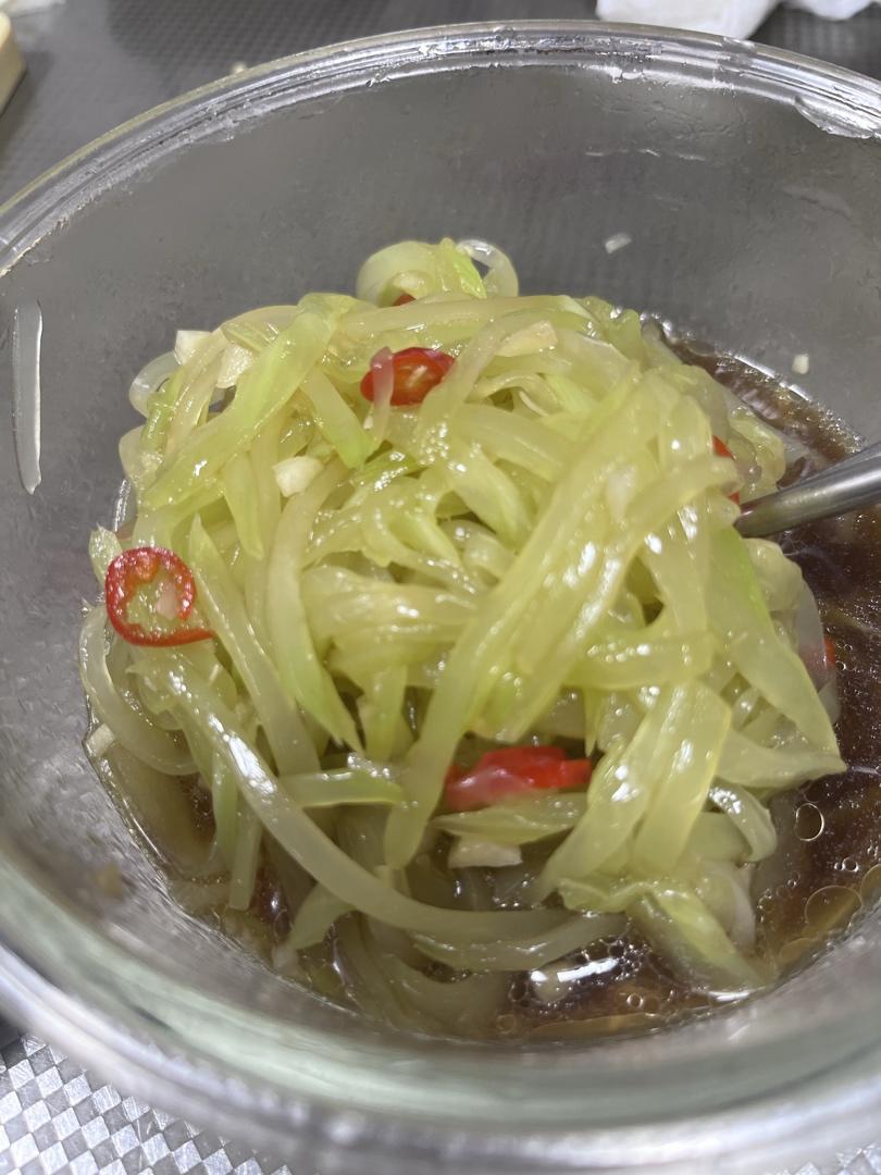10分钟搞定的快手凉拌菜，清脆爽口的凉拌莴笋丝