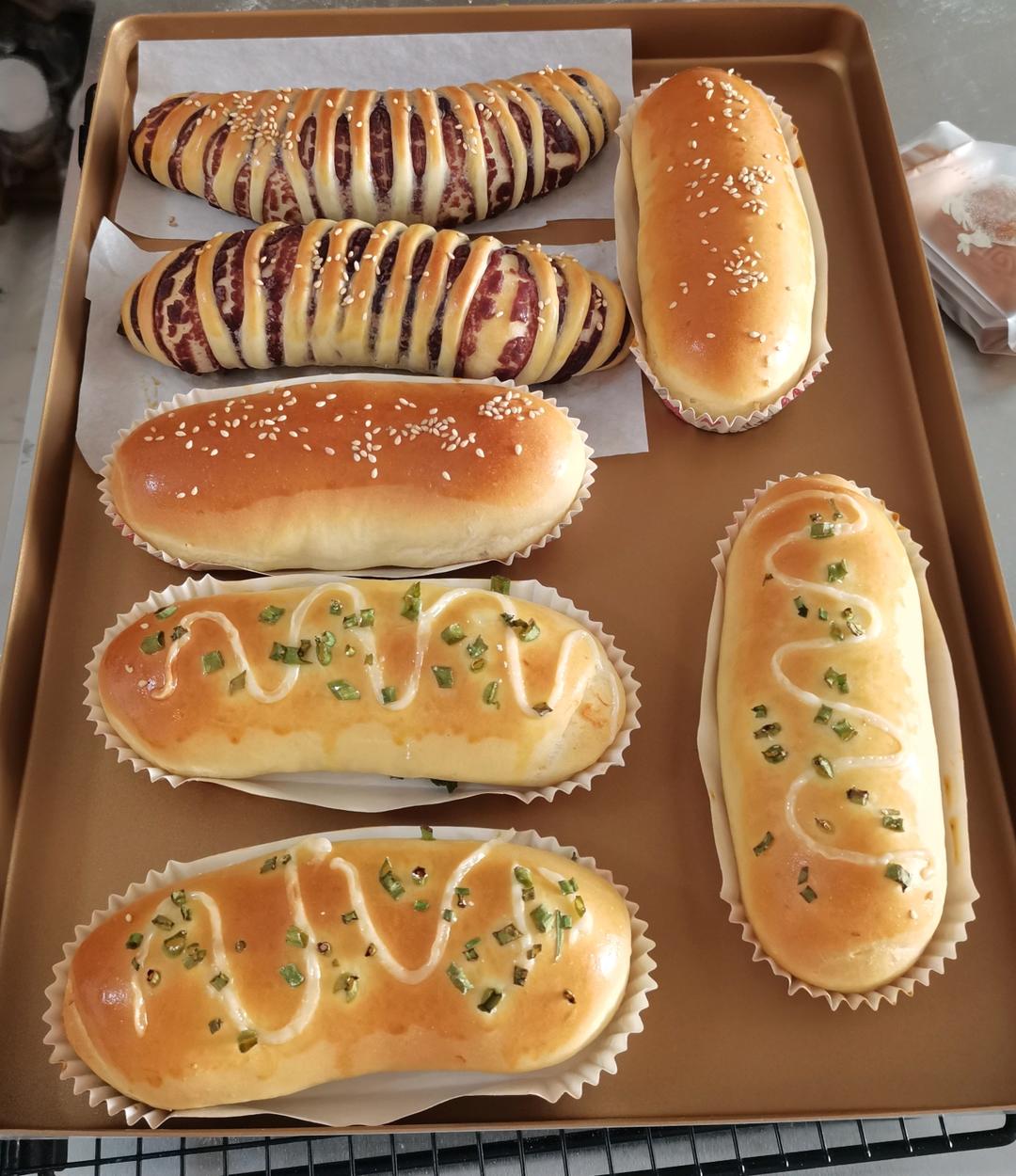 咸蛋黄肉松/香葱肉松软面包（两种口味）