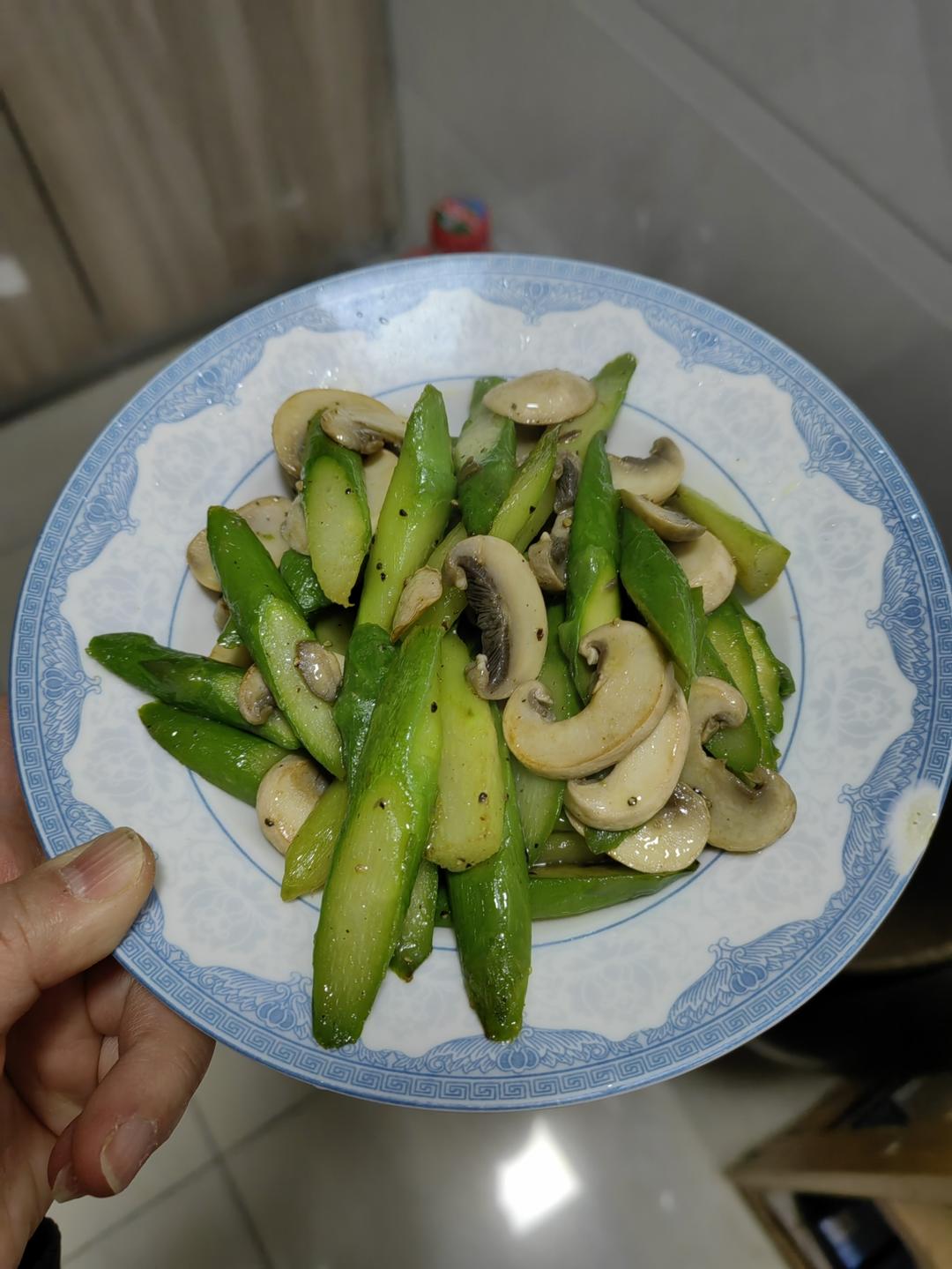 教你做最好吃的芦笋炒蘑菇 新手速get！