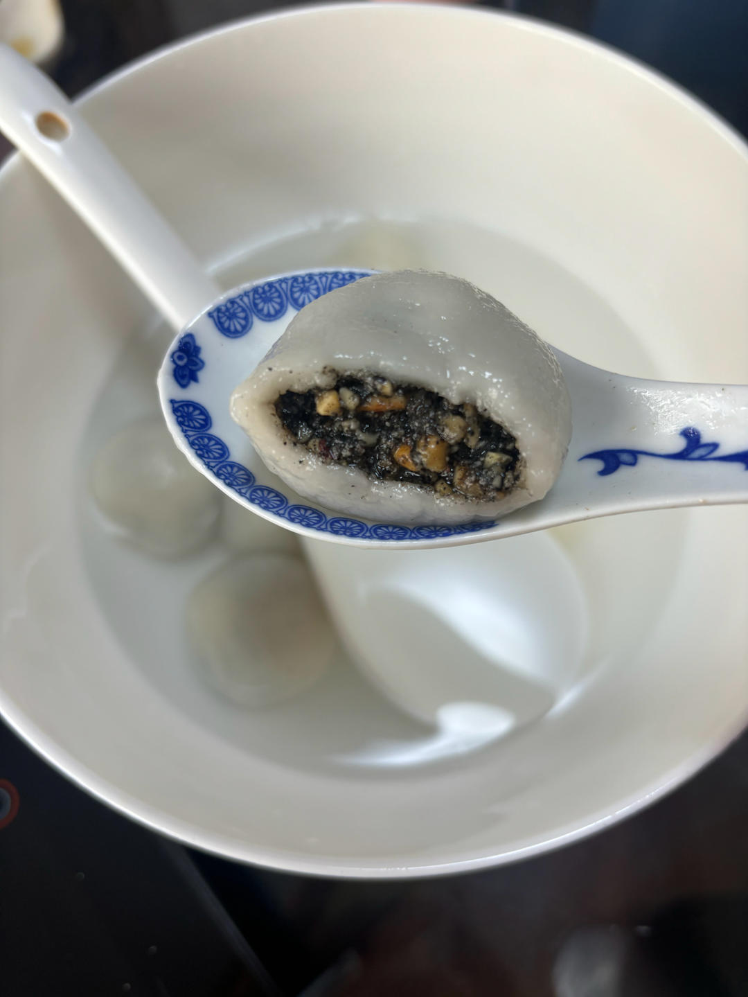 花生黑芝麻汤圆