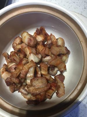 金鲳鱼干炆五花肉香菇的做法 步骤1