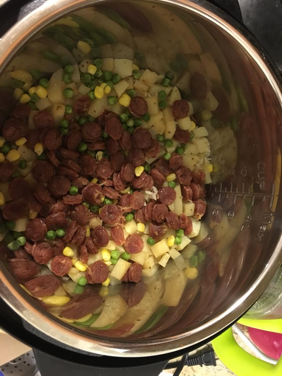 超快手的电饭锅腊肠焖饭