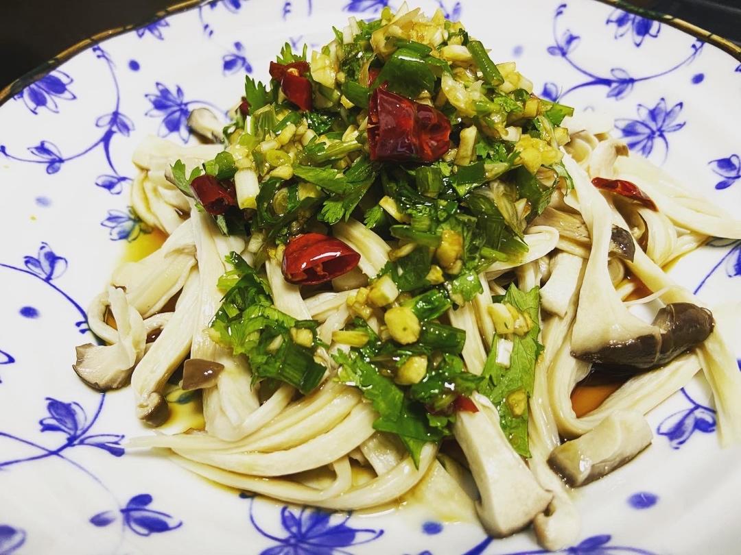 比肉还好吃的【手撕凉拌杏鲍菇】，上桌扫光光