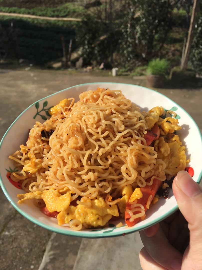 路边摊风味炒方便面