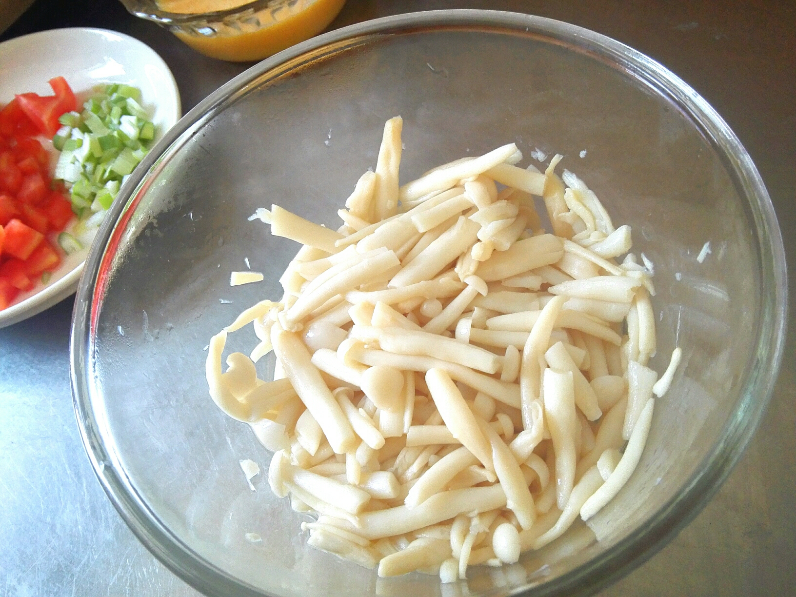 茄汁海鲜菇滑蛋的做法 步骤2