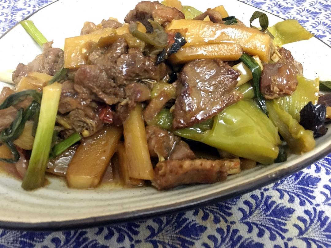 大口吃肉