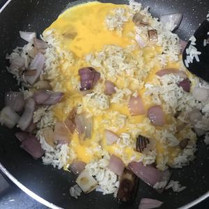 洋葱鸡蛋炒冷饭的做法 步骤3