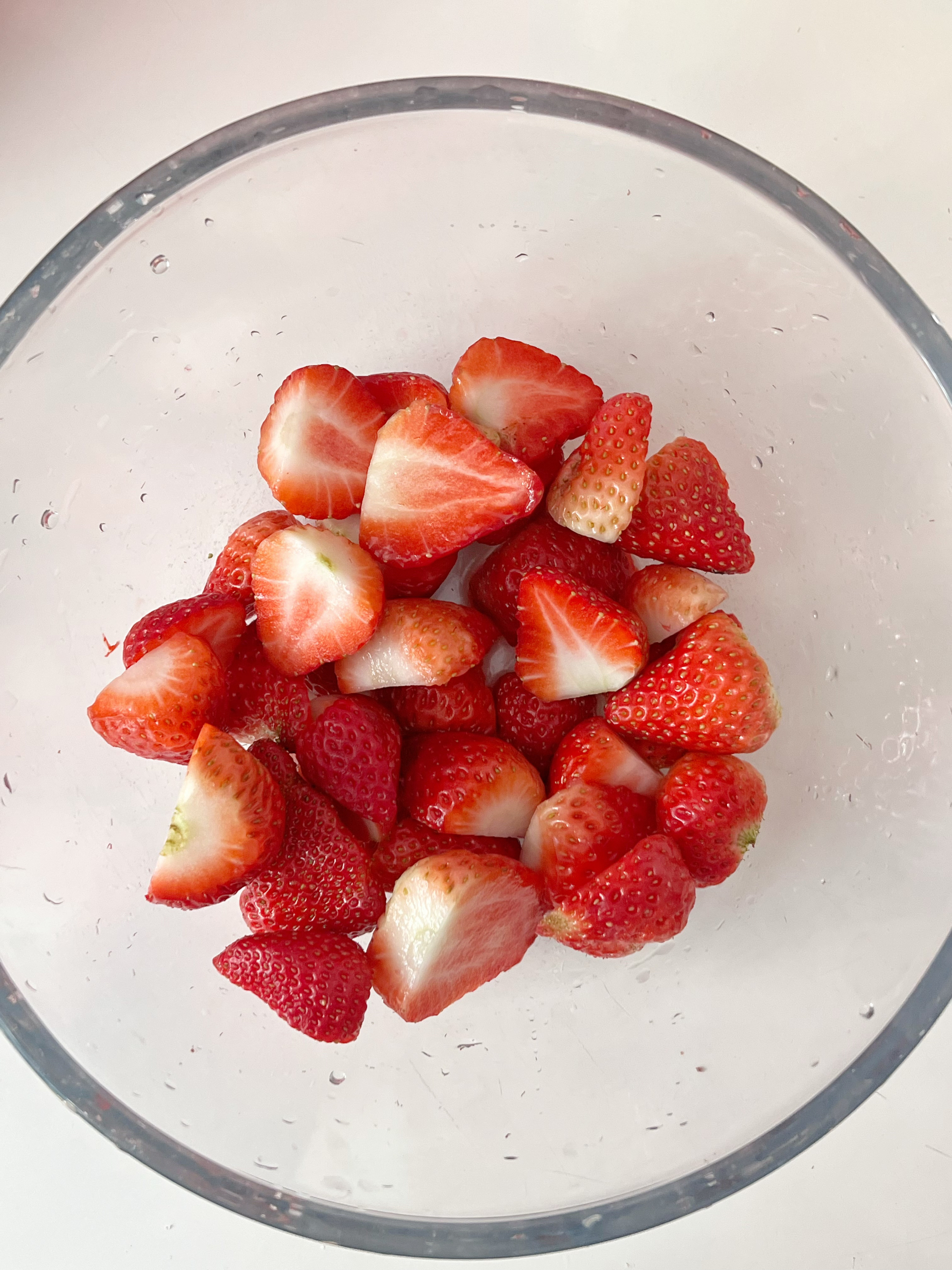 不加一滴水❗️自制无添加的草莓酱的做法 步骤1