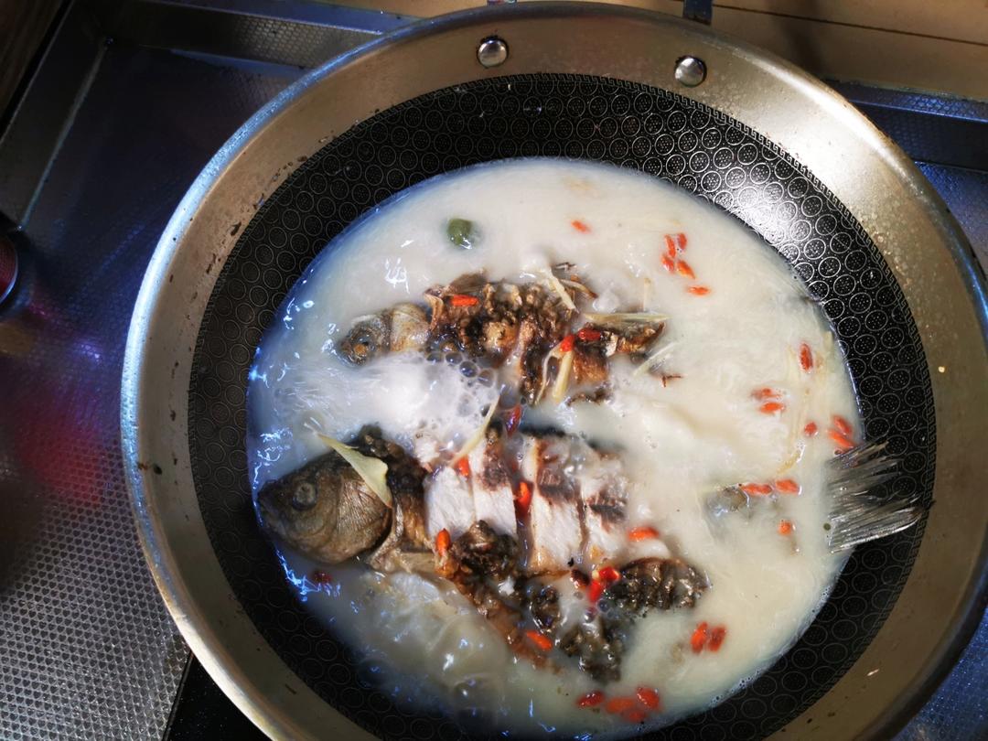 奶白鲫鱼汤