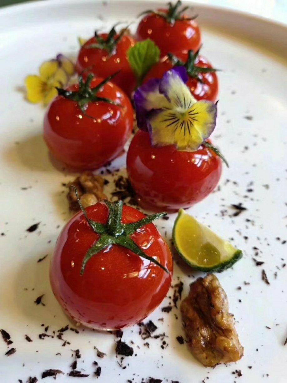 高颜值创意菜-番茄脆菇沙拉