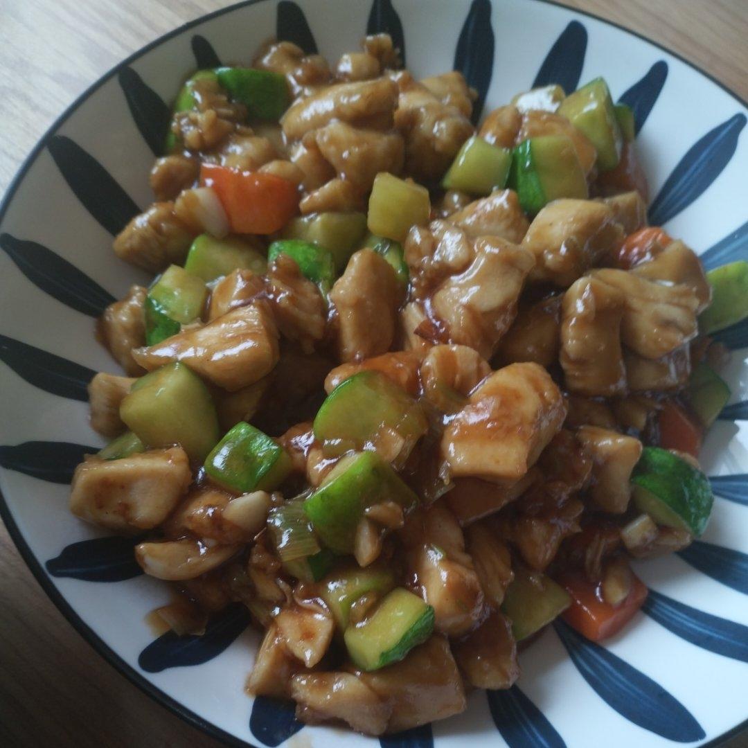 家常快手宫保鸡丁，小朋友也能吃的微辣版，小白也能复刻95%形似，90%味道！