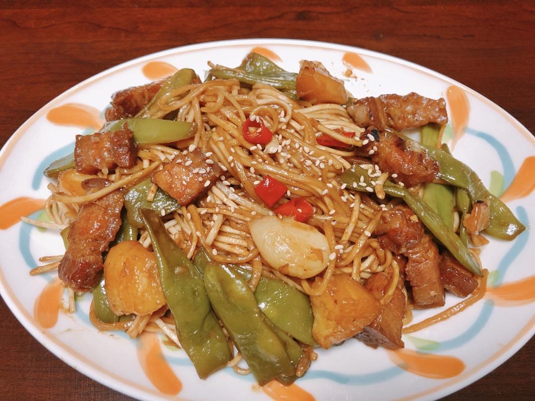 教你一种面条的新吃法,不用煮不用炒！五花肉豆角焖面