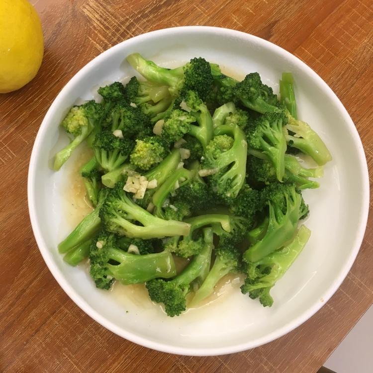 好吃到爆的耗油蒜蓉西兰花(从不修图，喜欢请关注)