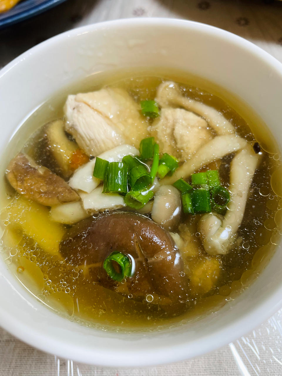 鸡腿菌菇汤