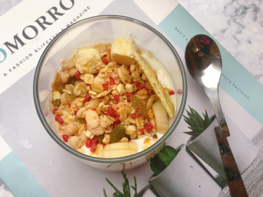 水果坚果燕麦片酸奶碗