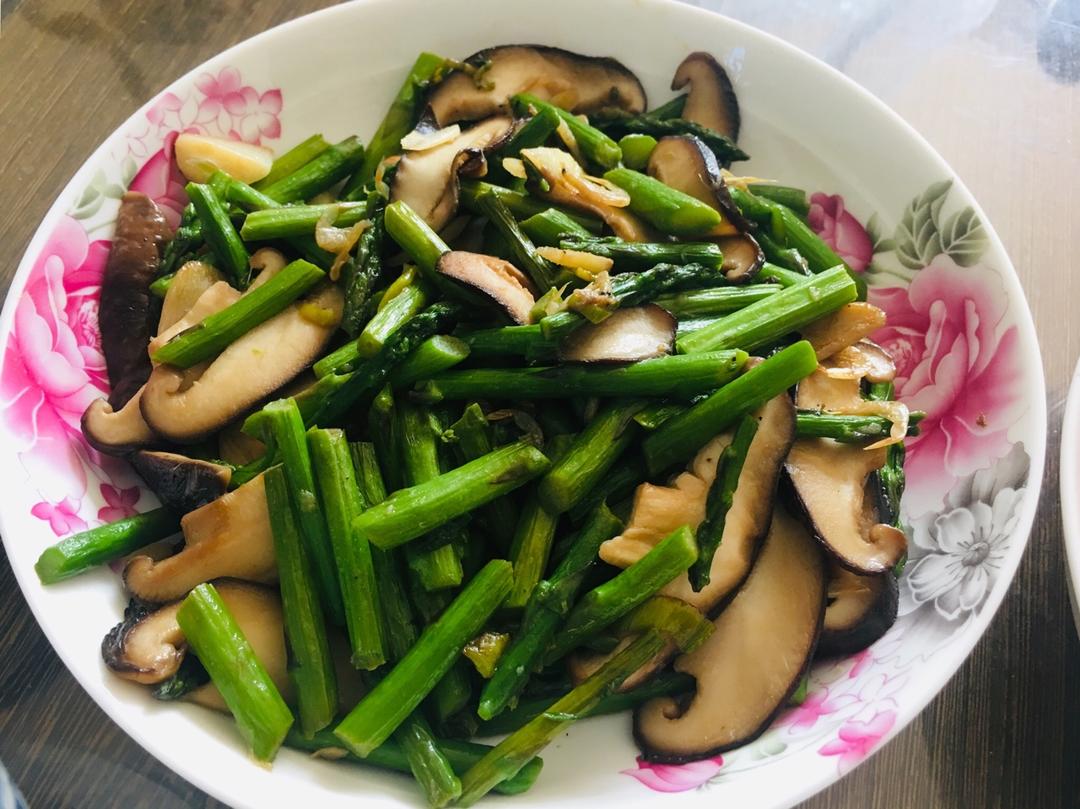 芦笋炒蘑菇