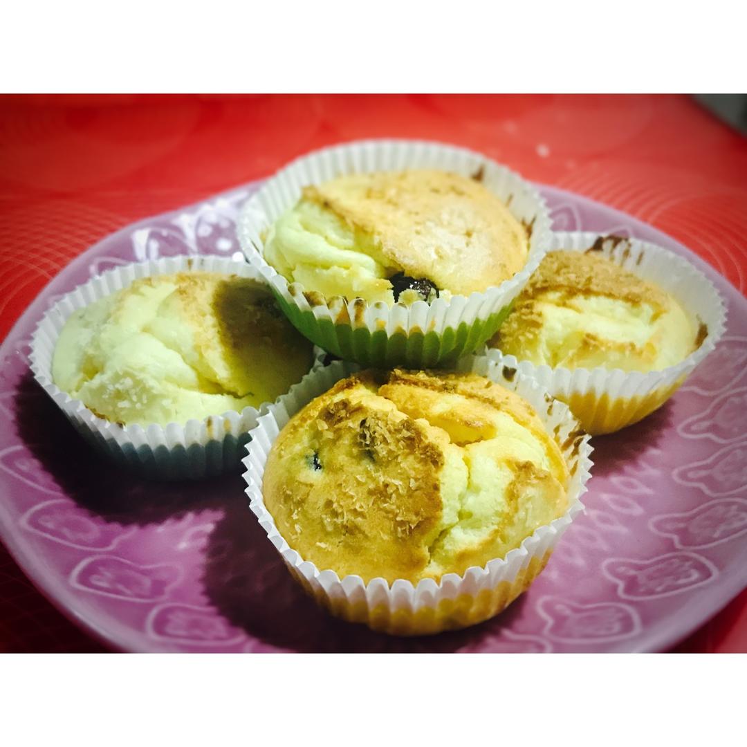 乳酪果干杯子蛋糕