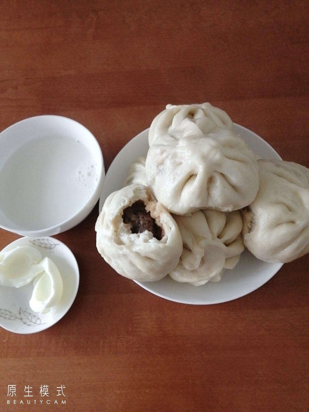 鲜美多汁的洋葱牛肉包子