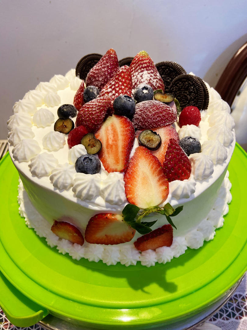 草莓装饰奶油蛋糕