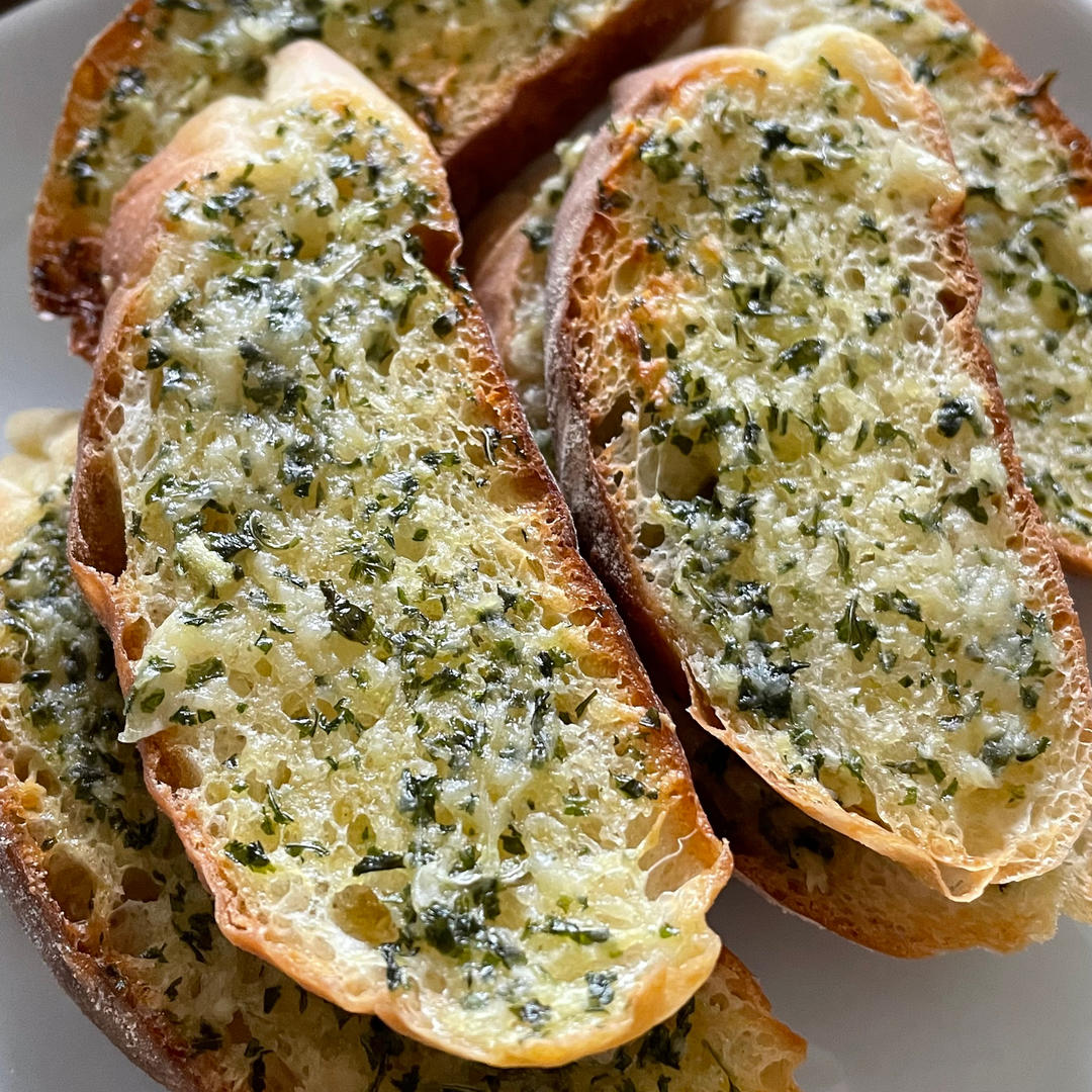 万能蒜香黄油🧈搭配法棍一口嘎嘣脆