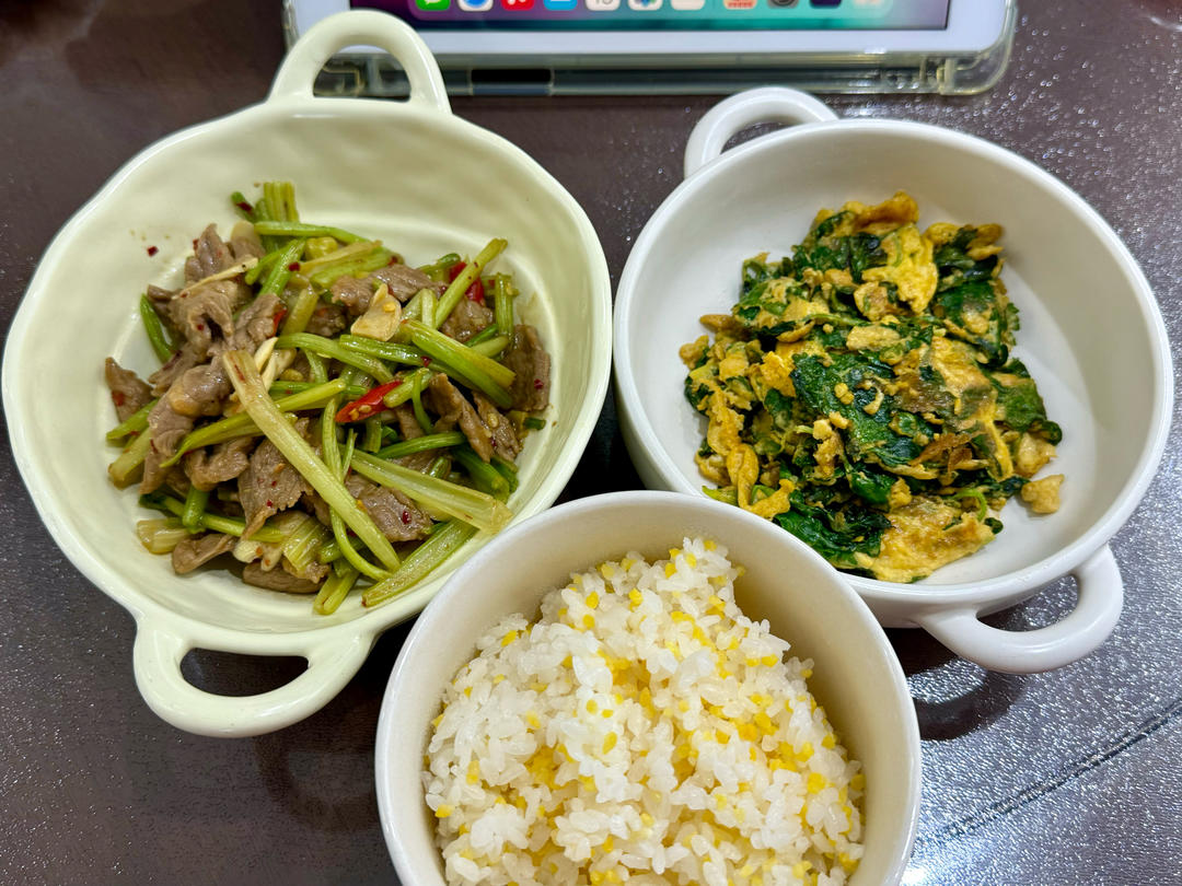 小婷食光🔆芹菜叶炒鸡蛋