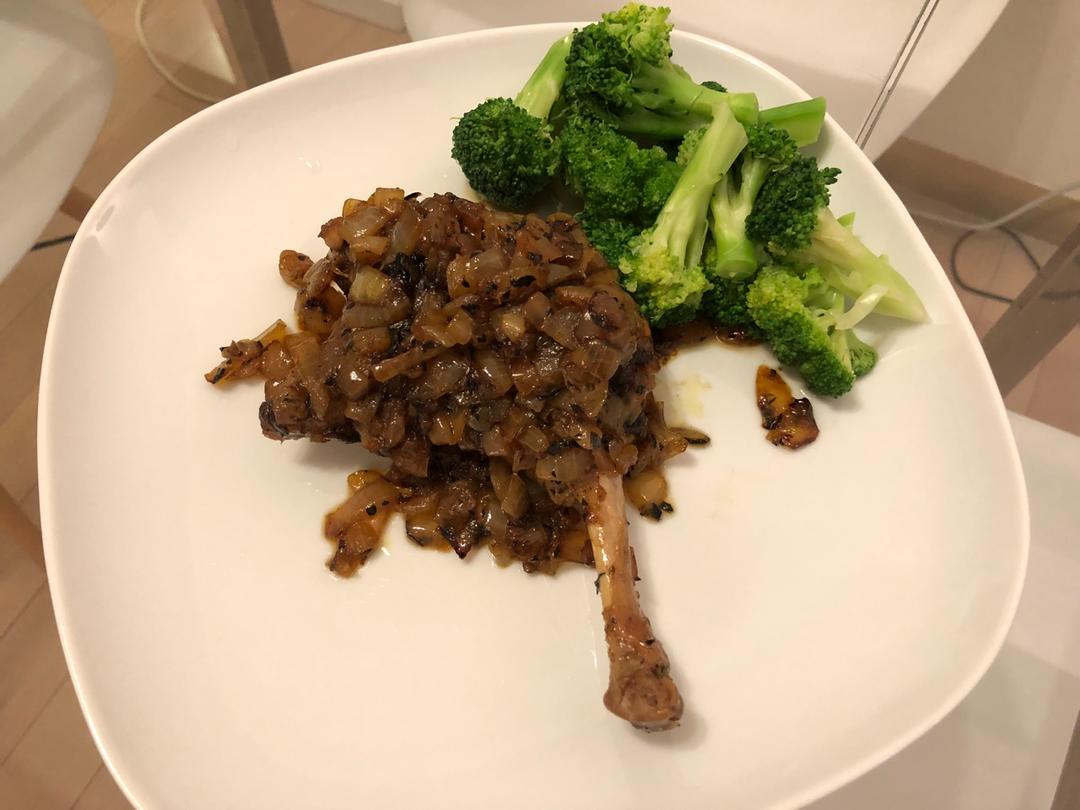 有一种美味叫做丝丝入扣：蜂蜜洋葱鸭腿