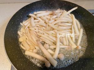 牛排中式吃法：海鲜菇炒牛柳的做法 步骤9
