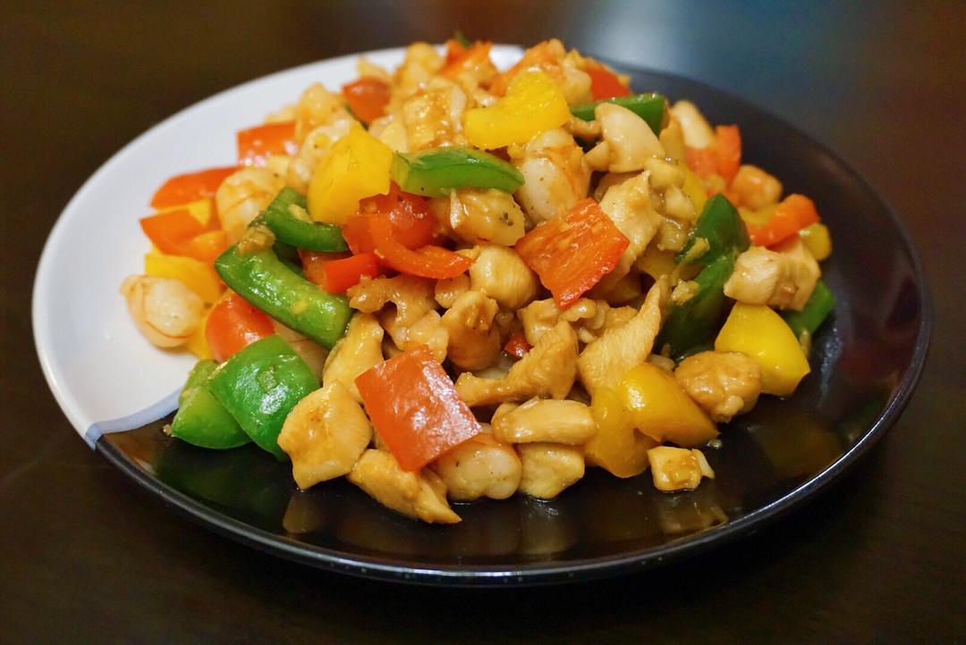 三色彩椒炒鸡丁的做法