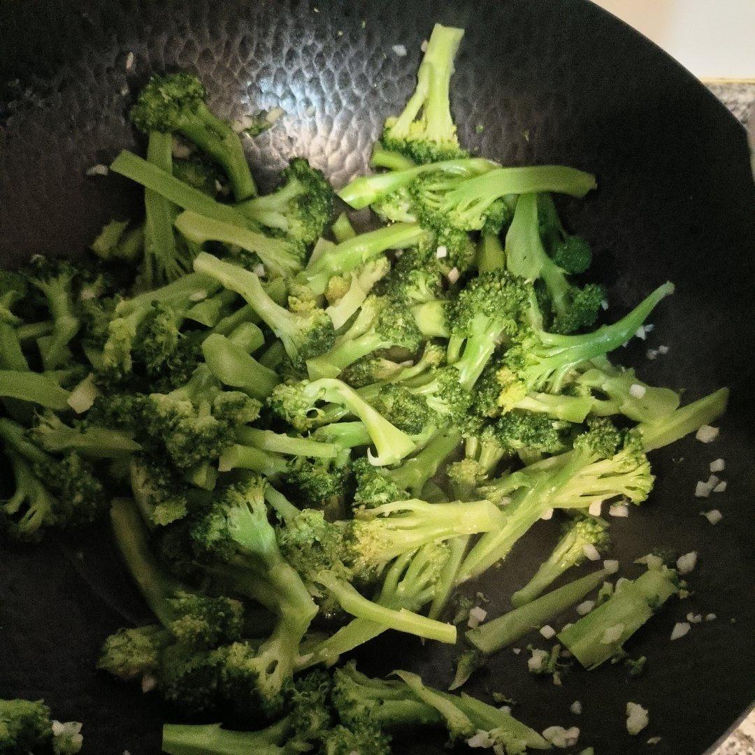 好吃到爆的耗油蒜蓉西兰花(从不修图，喜欢请关注)