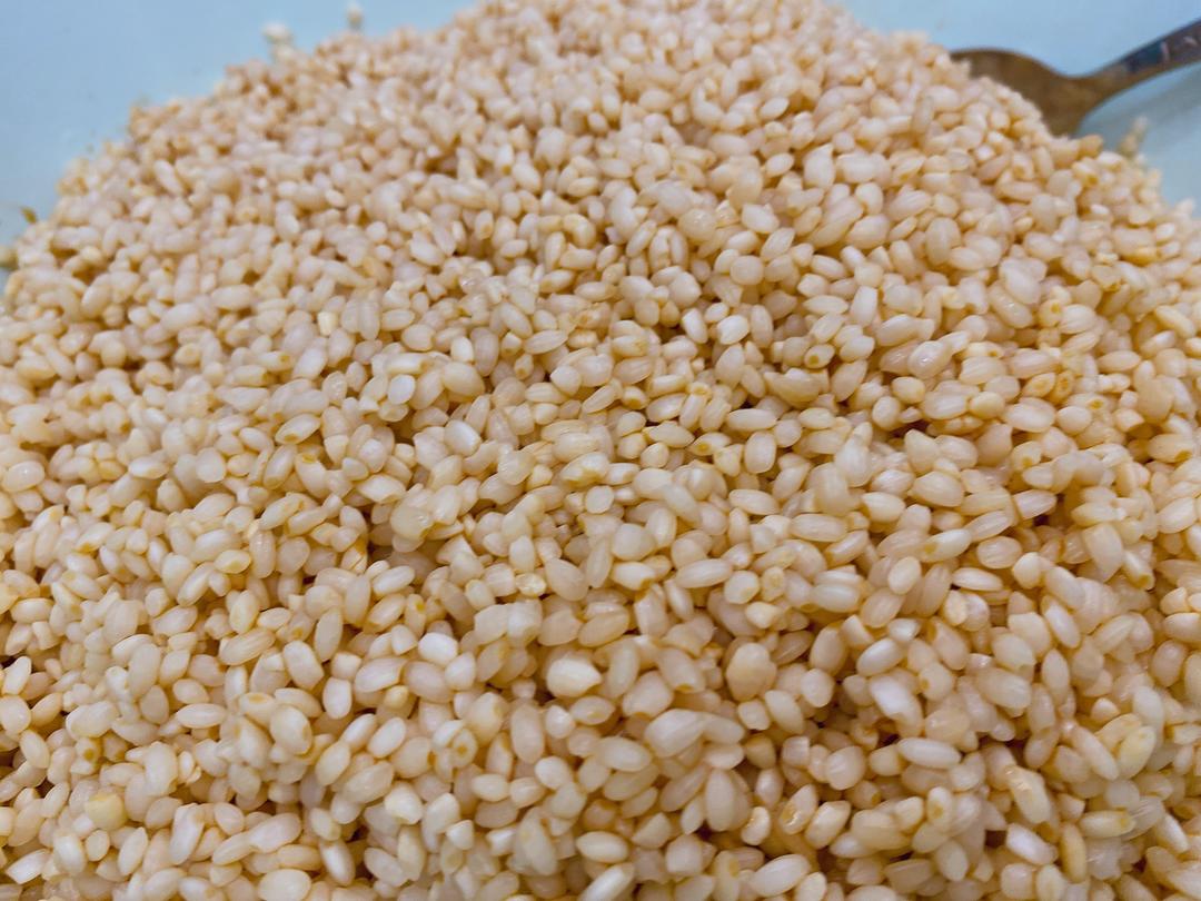 粽叶:30片糯米:1000克前夹心肉:500克生抽:2勺老抽:2勺蚝油:1勺糖:1勺