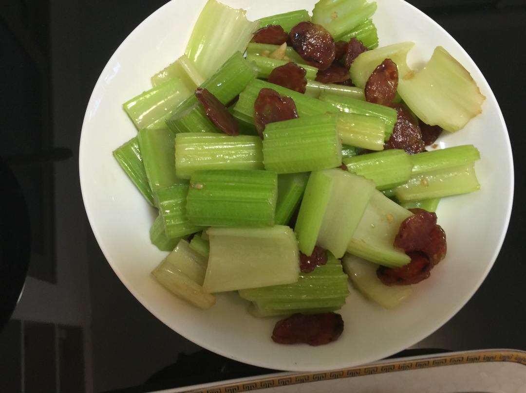 蒜香西兰花炒脆皮肠