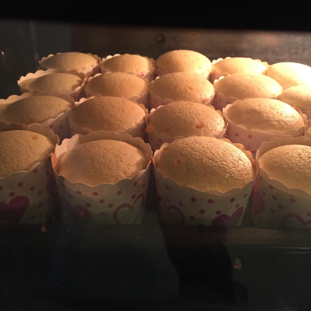 从此-萌北北做的原味戚风纸杯蛋糕(烤箱做纸杯蛋糕)