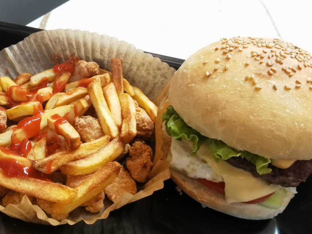 正宗的麦当劳双吉牛肉汉堡