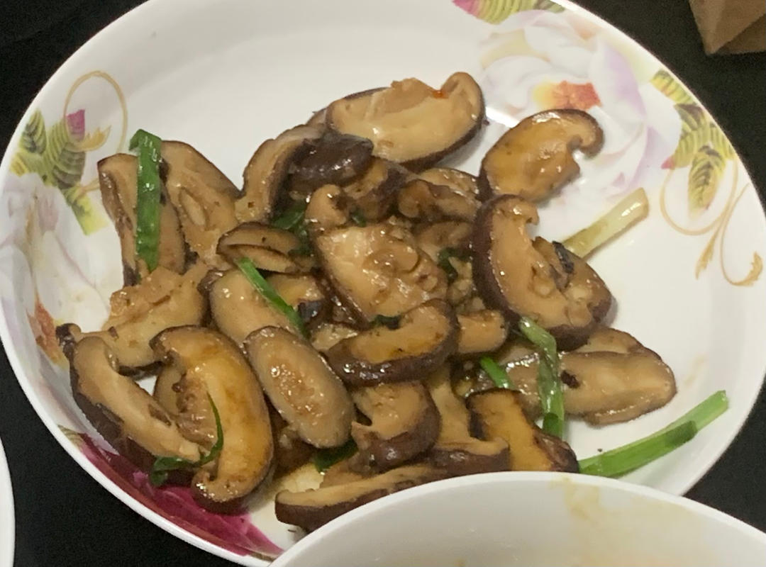 分享一个香菇好吃的做法，不用烧鸡不用炖汤，简单炒一炒，真香