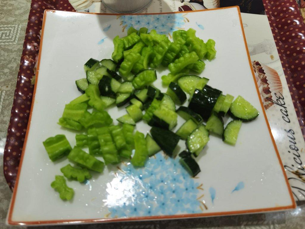 鲜榨黄瓜苦瓜汁