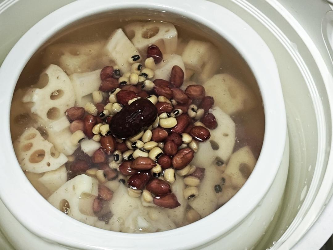 广式靓汤-花生眉豆莲藕汤